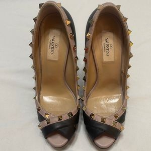 Valentino Garavani Black and Blush Rockstud Peep-Toe Platform Pumps